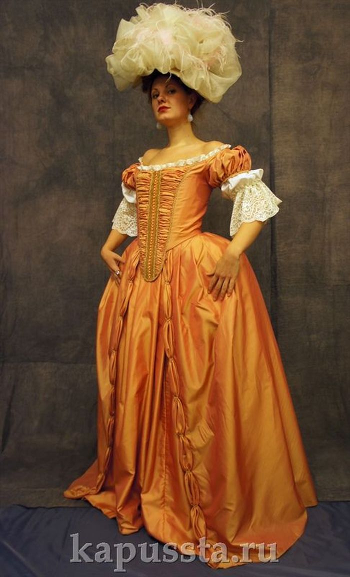 Персиковое платье с фижмами